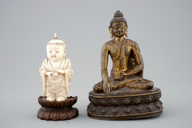 Een Chinese deels vergulde bronzen boeddha en een jongentje in gesculpteerd ivoor, 19e eeuw